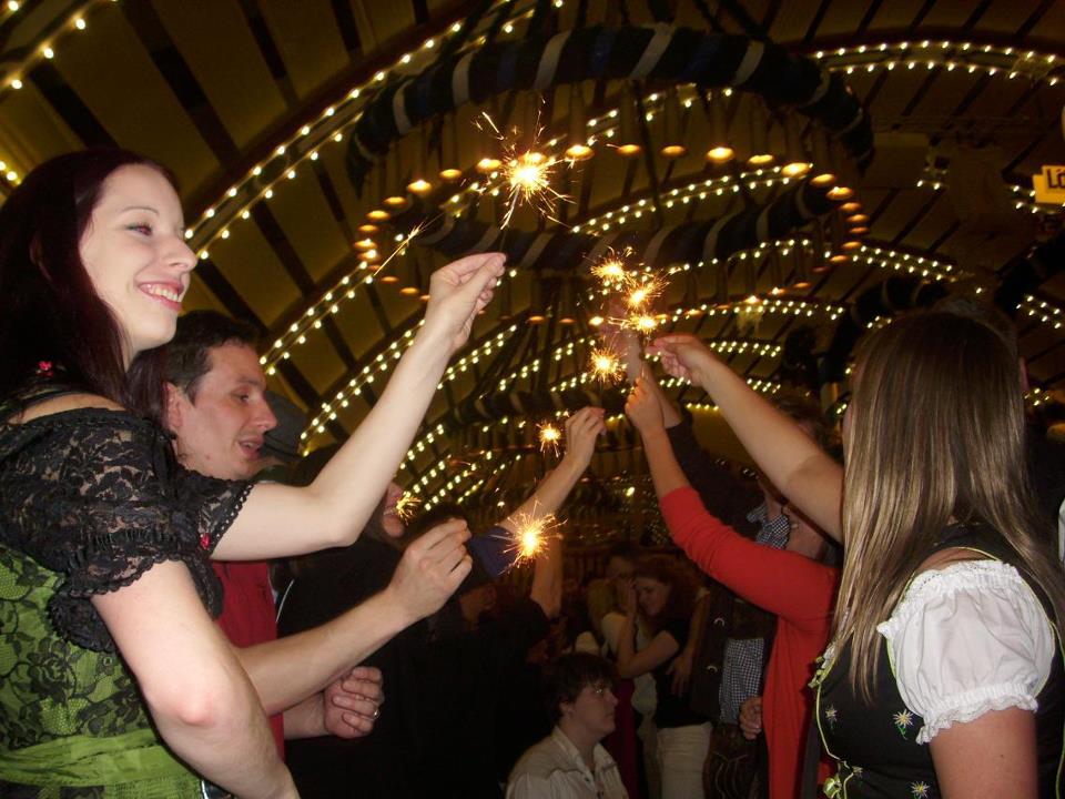 Frauen Feiern zum Wiesenhit auf dem Oktoberfest.