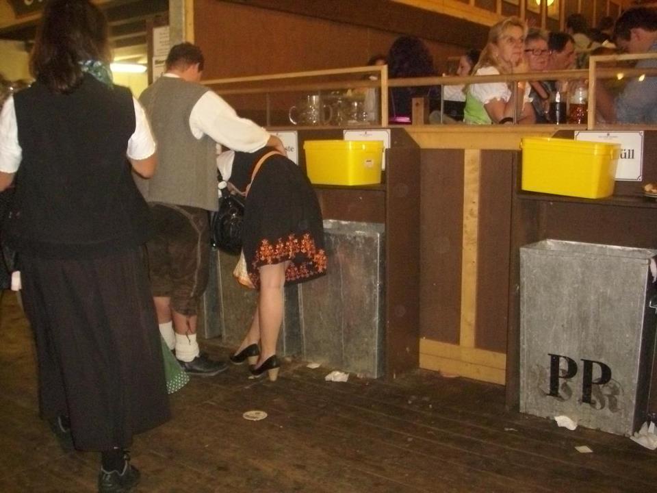 Frau übergibt sich auf dem Oktoberfest.