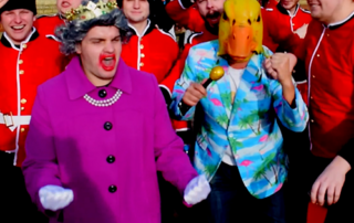 Ingo ohne Flamingo tanzt mit der Queen