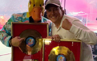 Ingo ohne Flamingo mit Manager holger Zimmermann und der goldenen Schallplatte für Saufen